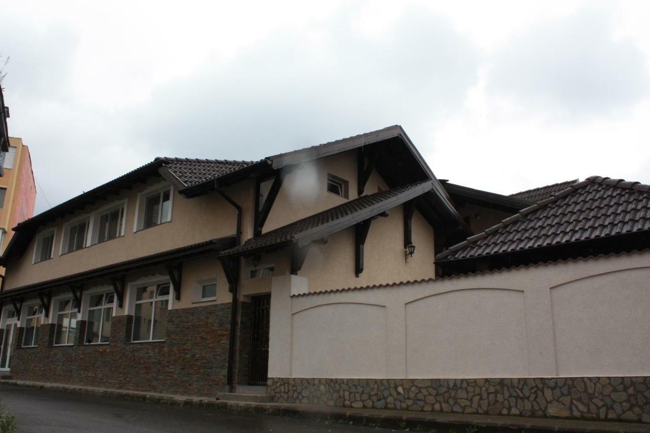 Hotel Casa Ianis à Braşov Extérieur photo