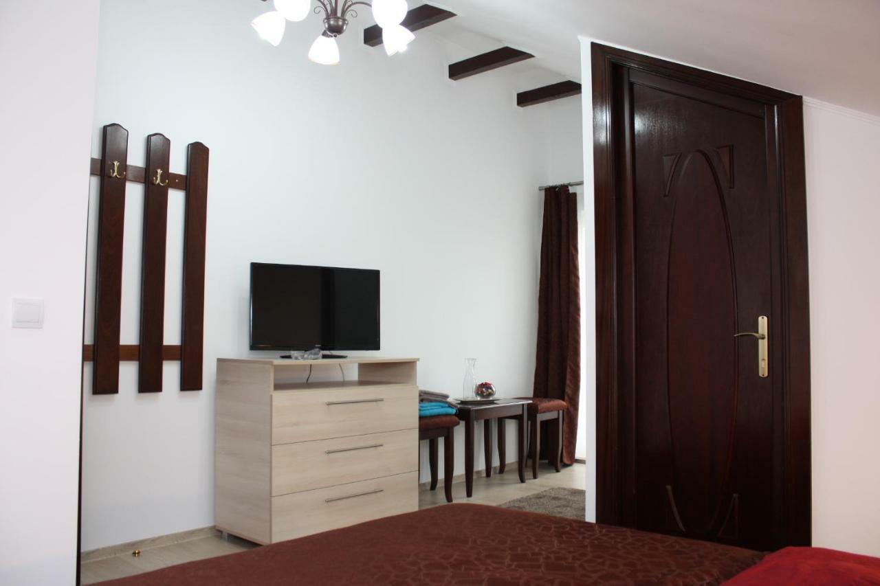 Hotel Casa Ianis à Braşov Extérieur photo