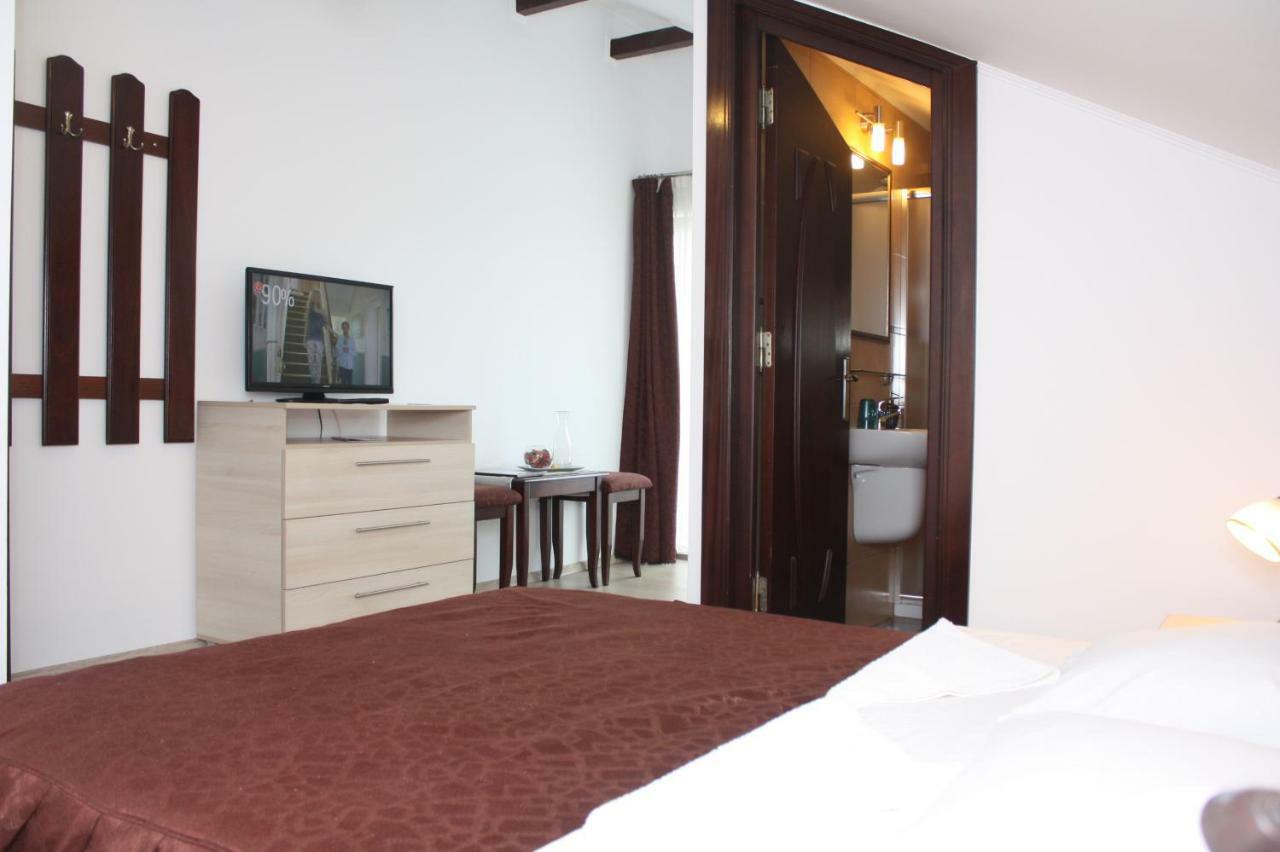 Hotel Casa Ianis à Braşov Extérieur photo
