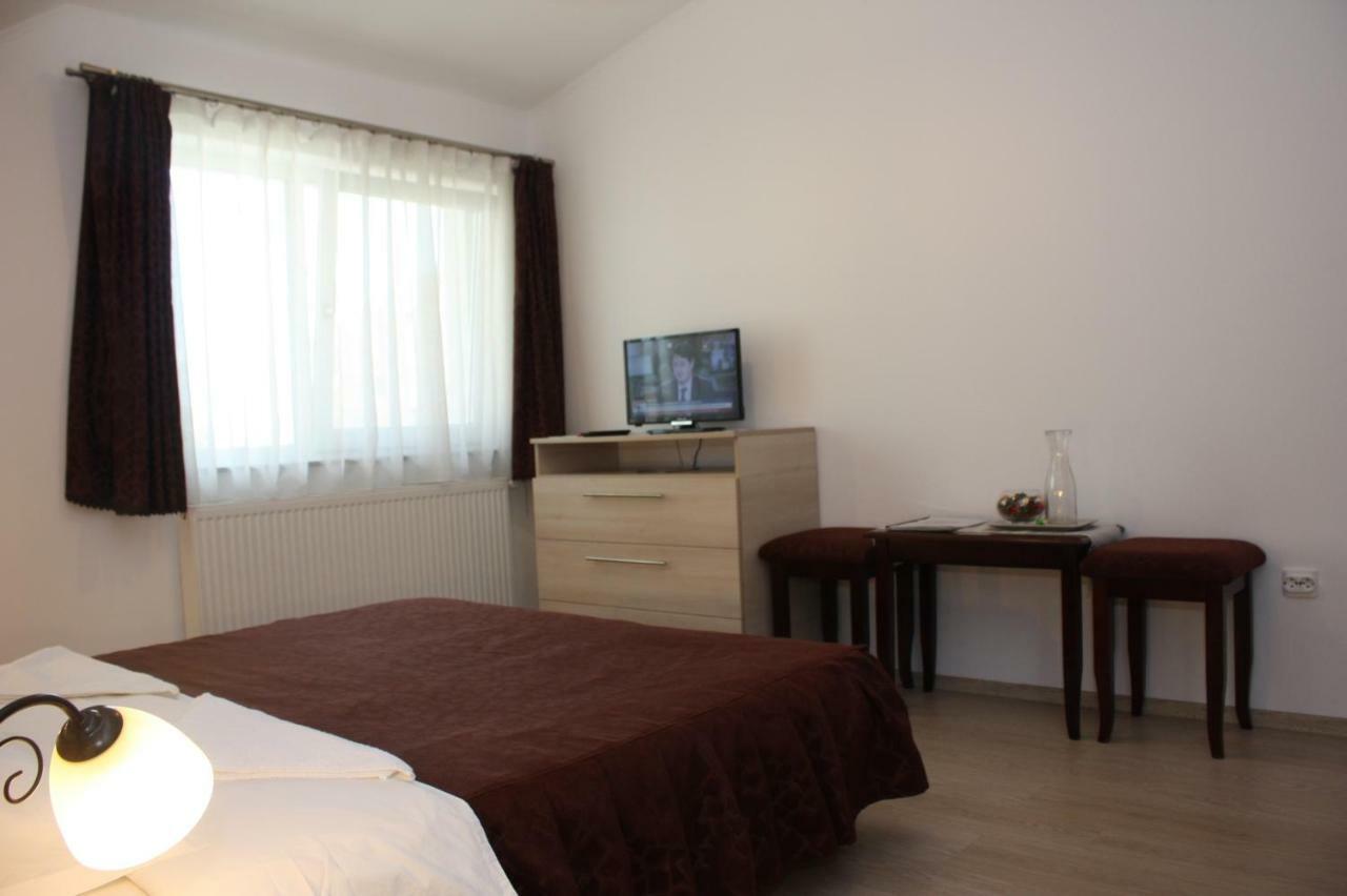 Hotel Casa Ianis à Braşov Extérieur photo